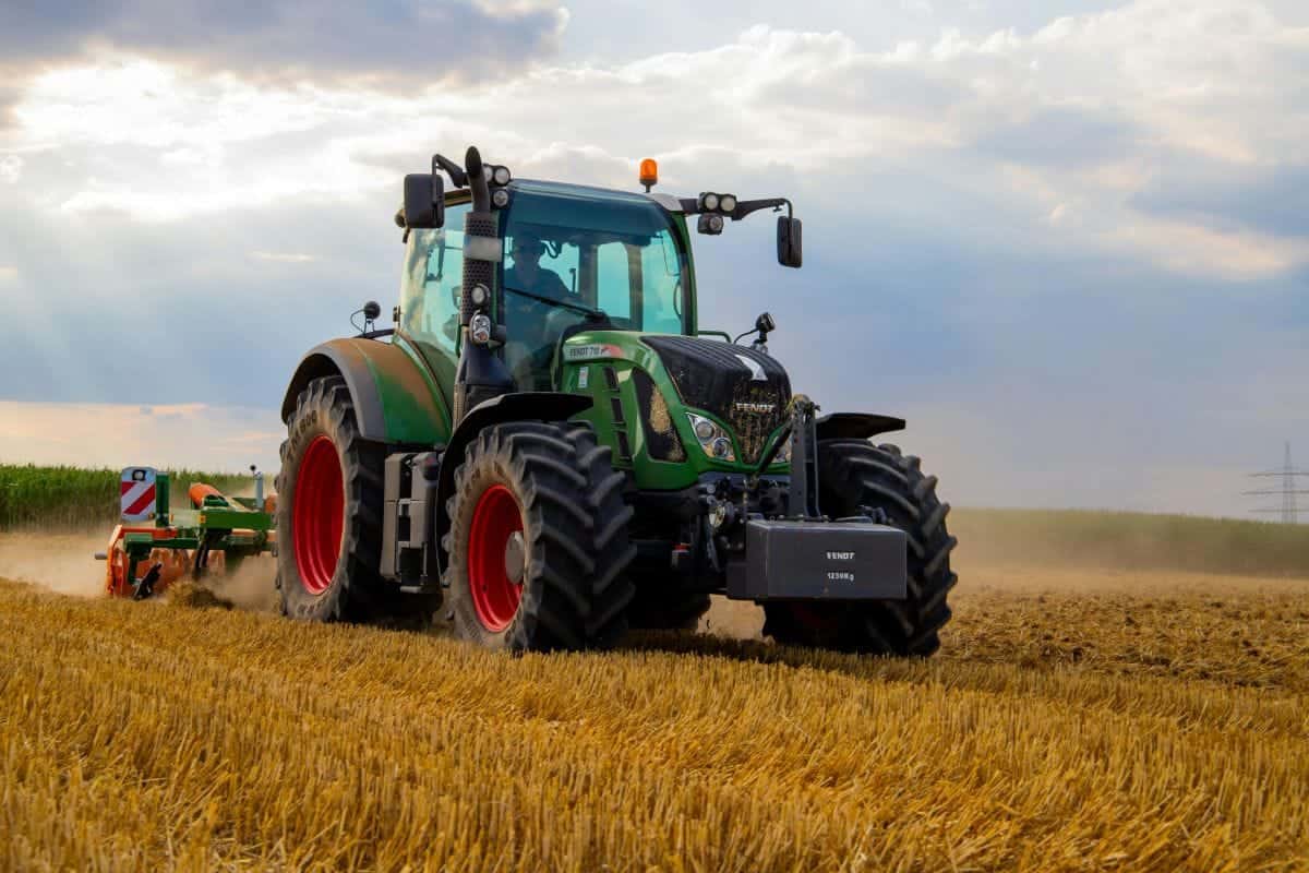 DR-14 oferă micilor fermieri români până la 75.000 euro (85% fonduri nerambursabile) EXCLUSIV pentru achiziția de utilaje și echipamente NOI, construcții agricole, procesare și irigații ca investiție secundară. Sesiunea se deschide pe 27 februarie 2026.