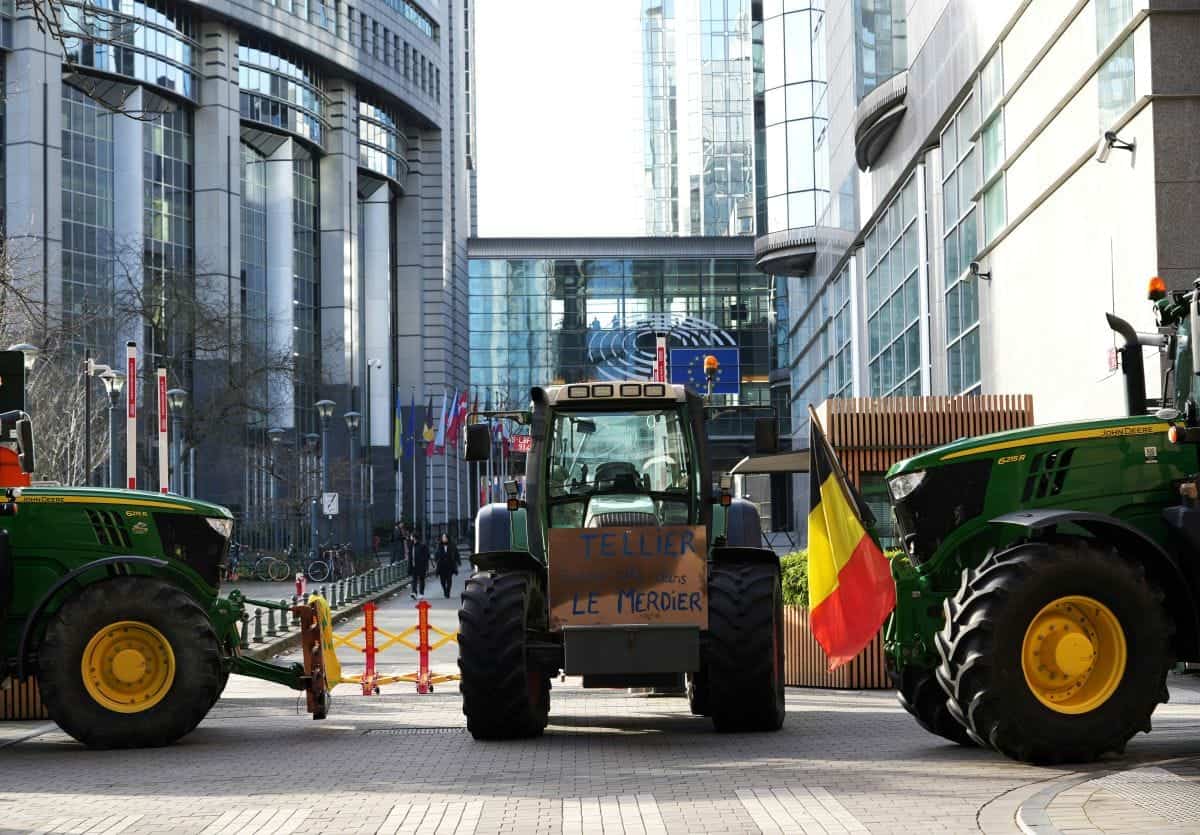 Fermieri europeni protest violent Bruxelles decembrie 2025 impotriva acord UE Mercosur import carne vita pui brazilia argentina concurenta neloiala standarde duble